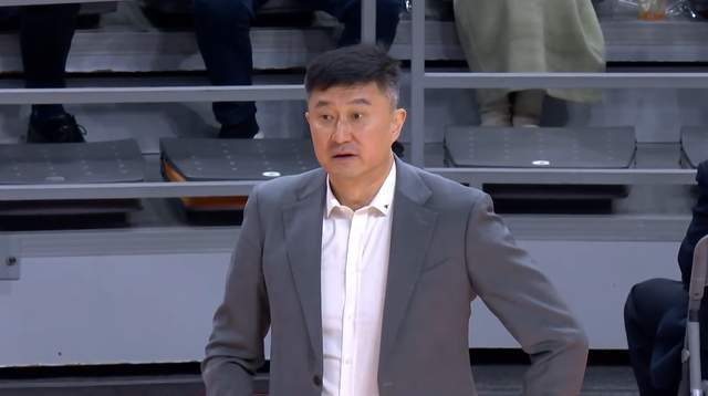 扑克-强强对话！广东今晚7:35恶斗豪门，杜锋要给卢伟上一课，央视直播